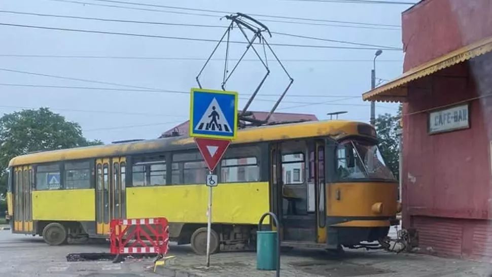 FOTO Un tramvai a deraiat la Botoșani și a fost la un pas de a intra într-un cafe-bar