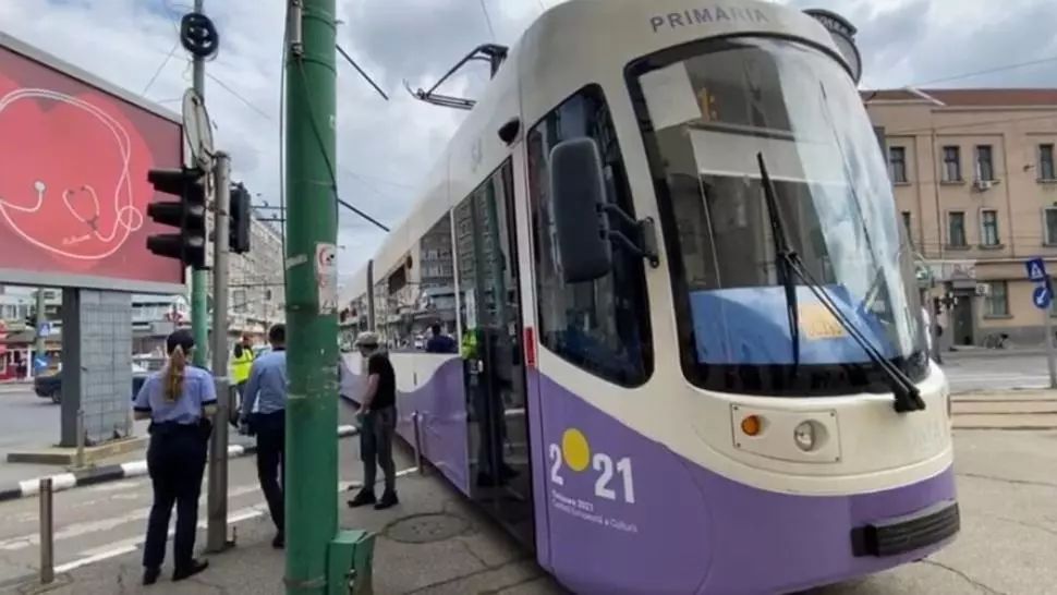 FOTO Un tramvai a deraiat la Timișoara și a fost la un pas de a intra în Gara de Nord
