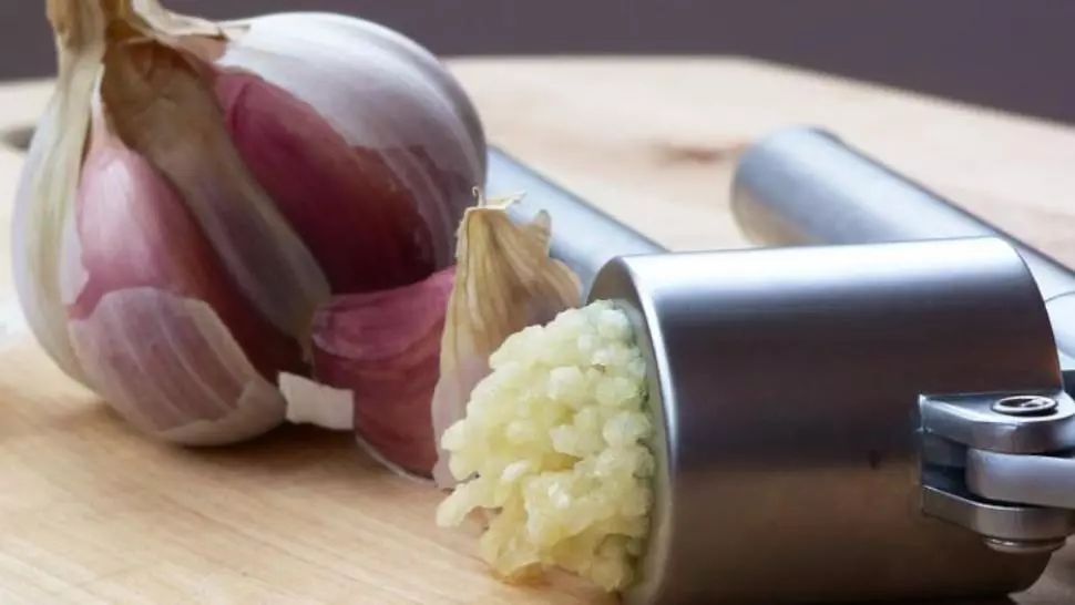 De ce NU se pune sare în mujdeiul de usturoi. Greșeala pe care și tu o faci