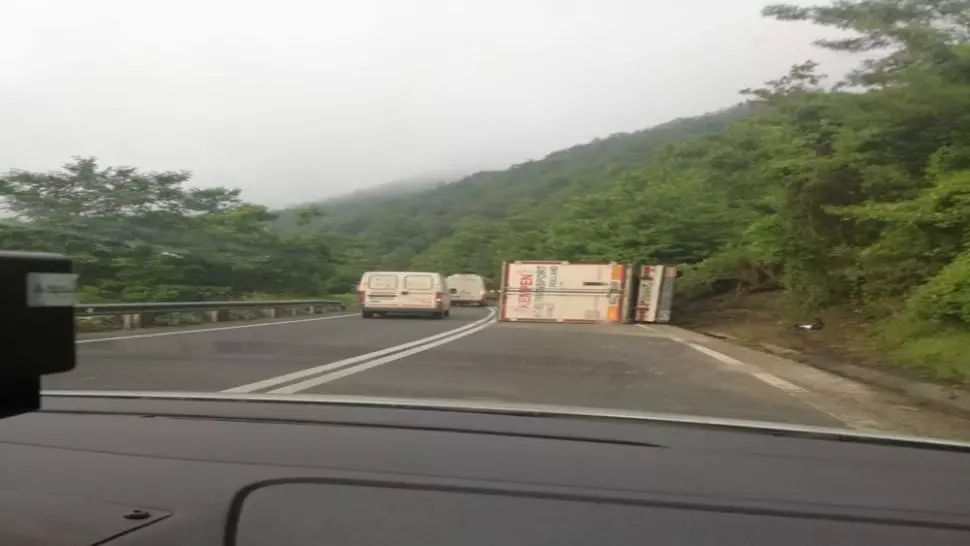 Trafic blocat, pe Valea Oltului, după ce un TIR s-a răsturnat. Șoferul era beat