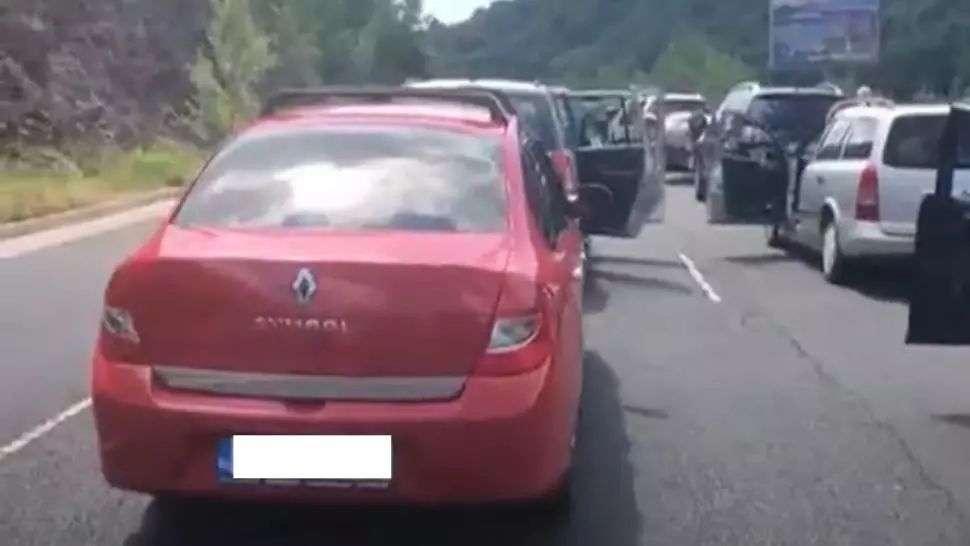 VIDEO Sute de români prinși în cozi kilometrice la granița dintre Bulgaria și Grecia 