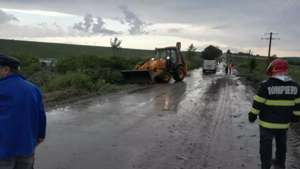 VIDEO Potop în Vaslui, pompierii chemați să deblocheze drumul pentru o ambulanță
