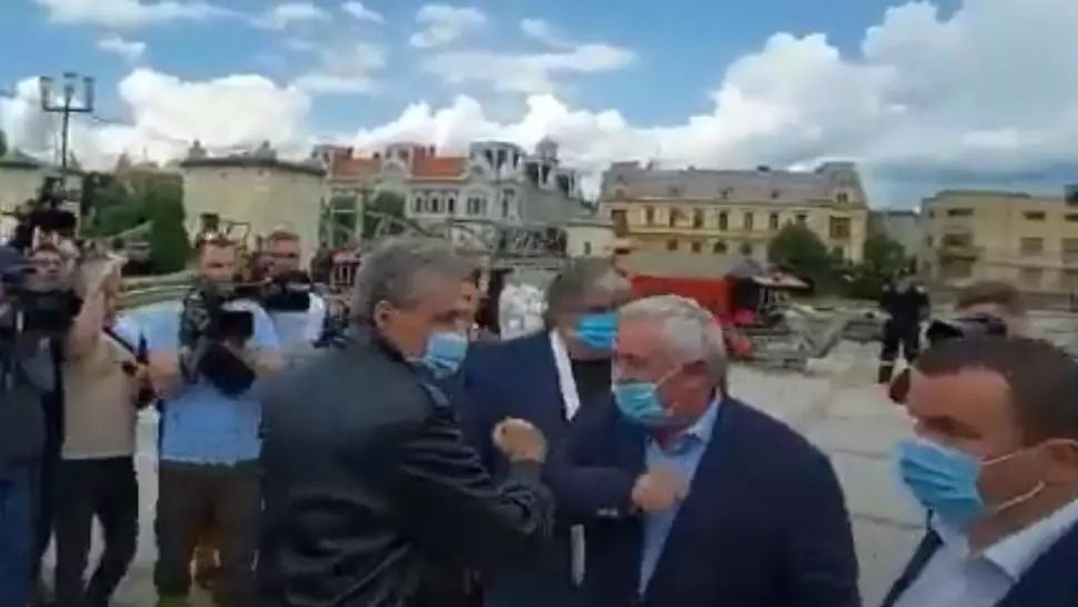 VIDEO Marcel Vela le-a dat salutul COVID autorităților din Timiș. Cine a venit cu mâna întinsă