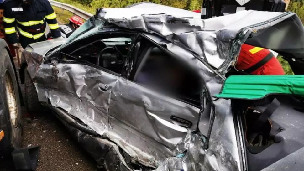 FOTO: Angajat al Consiliului Județean Bistrița-Năsăud, mort într-un accident rutier violent, în Pasul Tihuța