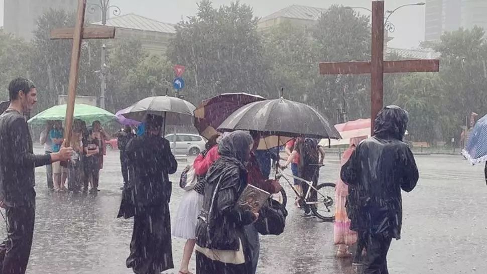 Protest anti-carantină la Guvern: Manifestantii au scandat „Jos nazismul” și „Libertate, libertate”