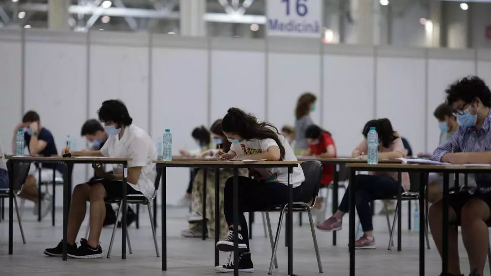 Decizie de ultim moment a ministrului Educației. Doar profesorii vaccinați vor putea să fie supraveghetori la examenele naționale