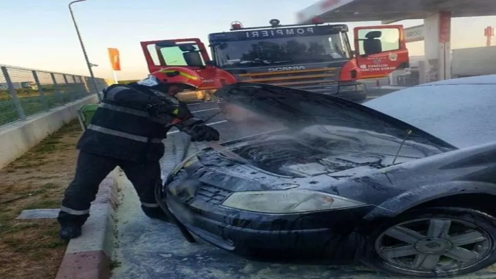 Un autoturism a luat foc pe Autostrada A1, în parcarea unei benzinării