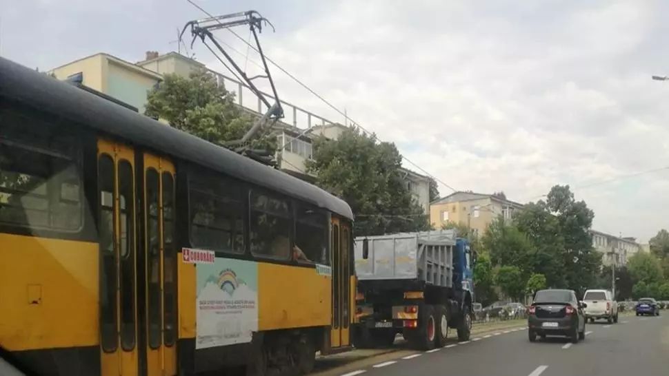  Tramvaie din Craiova, remorcate de basculante, după ce au cedat în trafic
