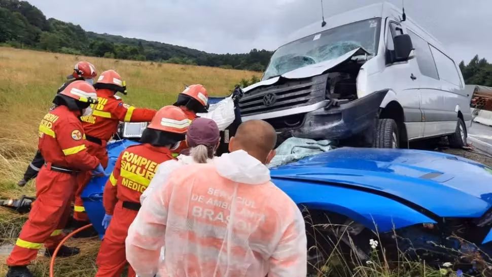 Accident grav, pe DN 1. Bolid de lux, impact nimicitor cu un microbuz cu persoane: 5 victime 