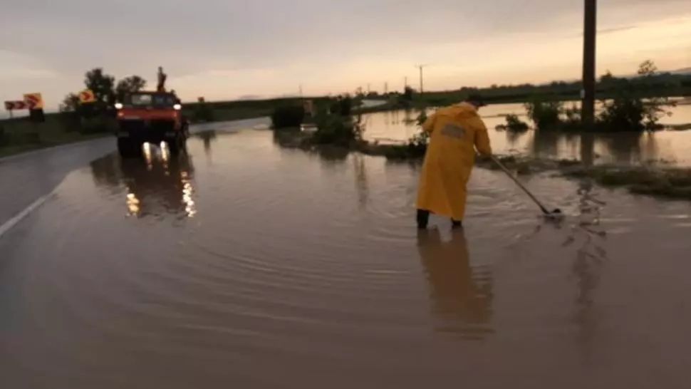 Inundații pe DN12, în județul Covasna