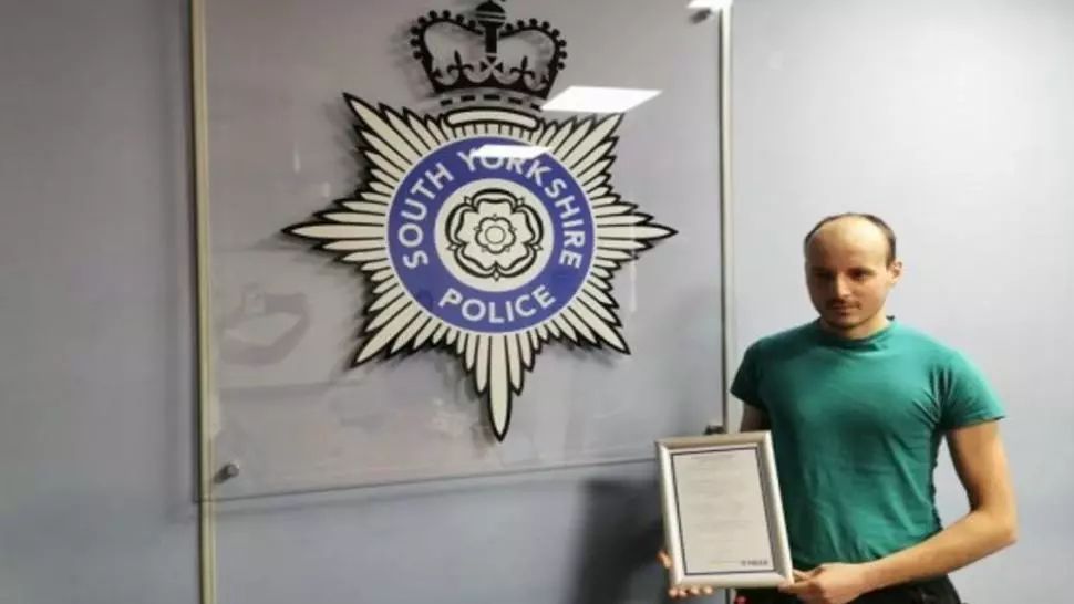 Povestea românului ajuns EROU în Anglia. Cum a salvat o femeie de la moarte 