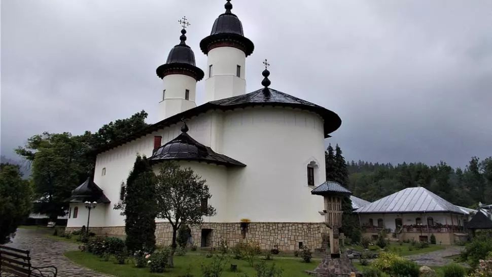 Un preot și o măicuță de la Mânăstirea Văratec din Neamț, bolnavi de CoVID