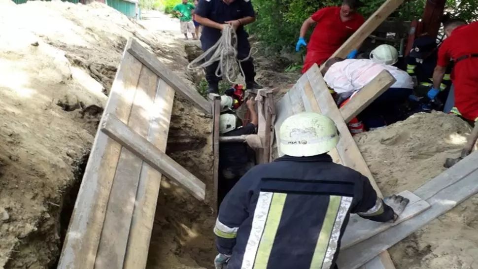 FOTO/ Un bărbat a murit după ce un mal de pământ s-a surpat peste el, în județul Vaslui