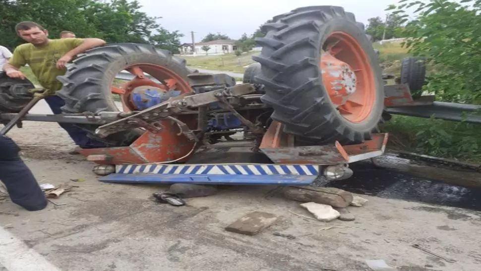 Bărbat rănit grav după ce s-a răsturnat cu tractorul, în jud. Constanța