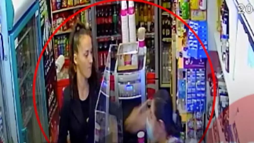 VIDEO Scenă șocantă într-un magazin din Baia Mare: vânzătoare pălmuită de o clientă căreia i-a cerut să-și pună mască