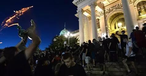 71 de persoane, arestate în urma protestelor din Serbia. Printre arestați sunt și cetățeni străini