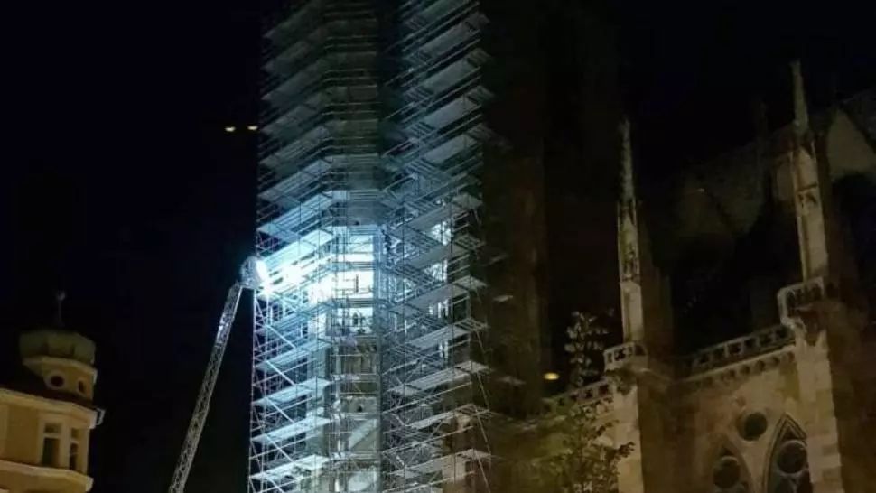 Un tânăr a fost la un pas de moarte pentru un selfie, după ce s-a prăbușit de pe catedrală