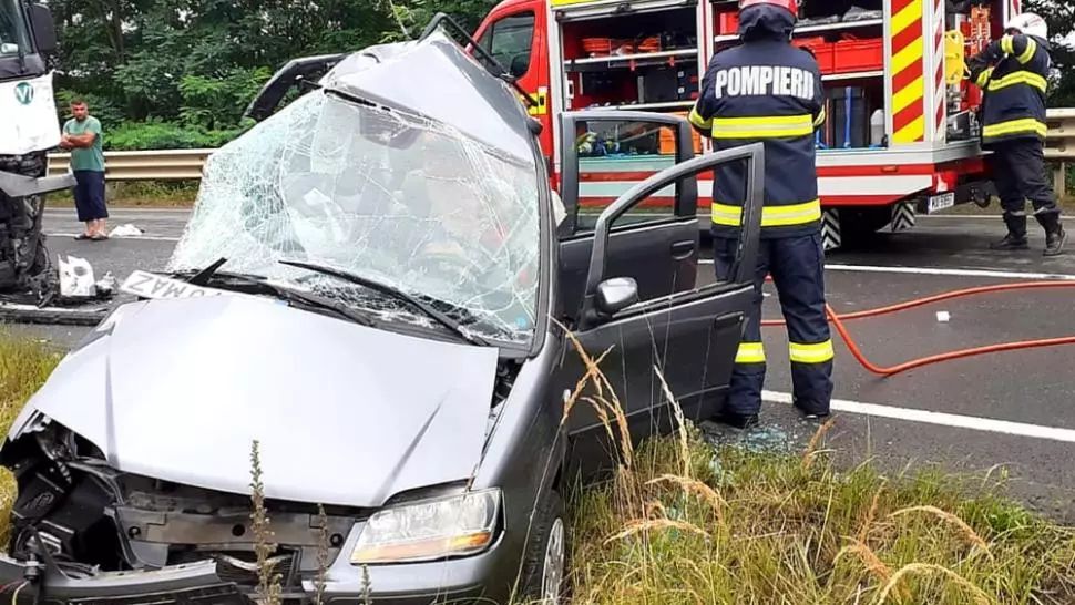 Accident teribil în vestul țării: doi bărbați au murit, două fete sunt grav rănite