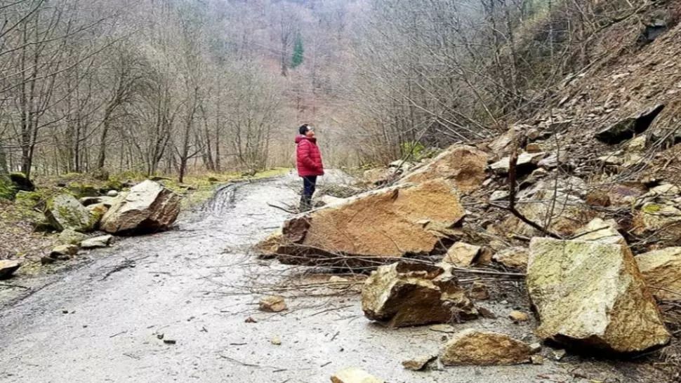 Trafic rutier complet blocat pe Clisura Dunării, după căderi masive de stânci de pe versanți