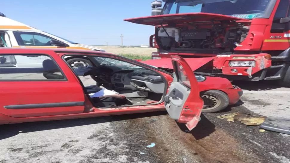 Un autoturism a intrat într-un TIR în județul Teleorman. O persoană a murit iar o alta a fost grav rănită
