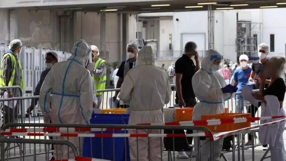 Veste bună pentru sezonierii români: contracte full-time, din toamnă, la abatoarele Tönnies, unele devenite focare de COVID