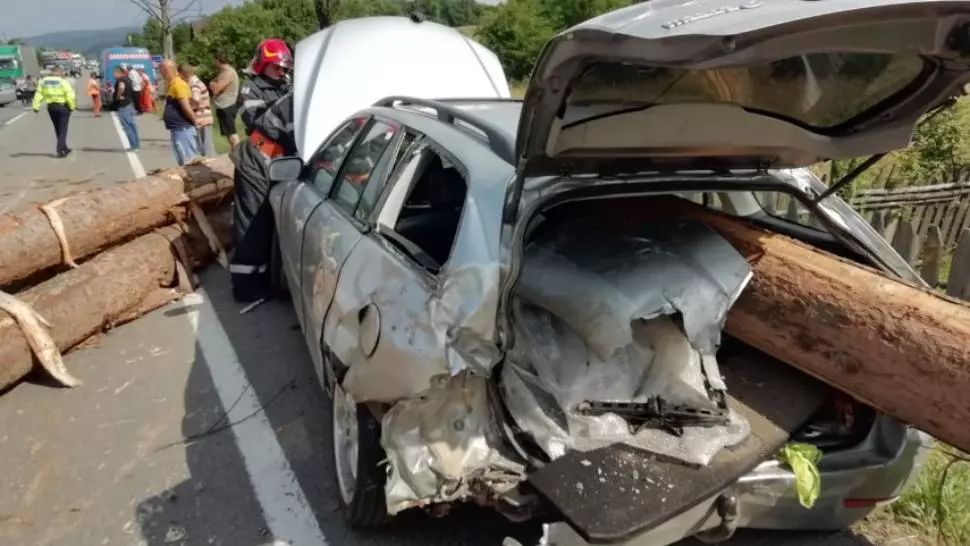 VIDEO Accident dramatic în județul Suceava, trei oameni răniți de buștenii căzuți dintr-o remorcă