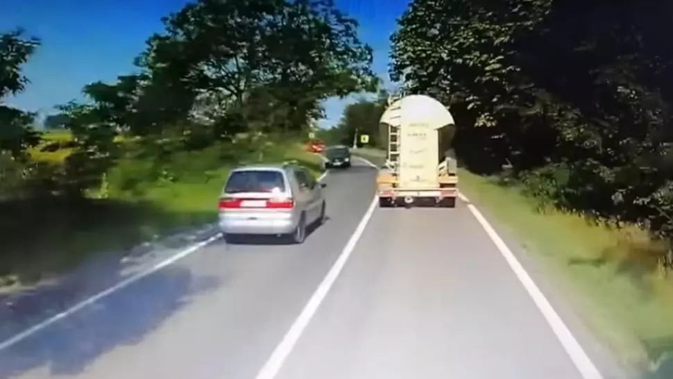 VIDEO Scenă incredibilă în Tulcea, un șofer inconștient a băgat 3 mașini în șant