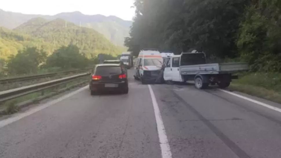 Accident grav pe Valea Oltului: o ambulanță implicată și 6 oameni răniți 