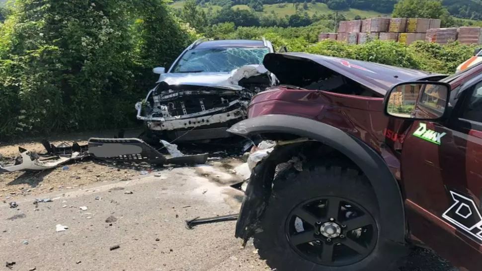 Accident spectaculos în Bistrița-Năsud! 2 răniți și 4 mașini avariate