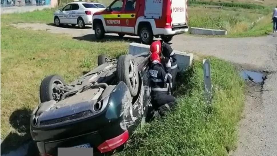 Accident în lanț, în jud. Cluj: doi răniți, 3 mașini distruse
