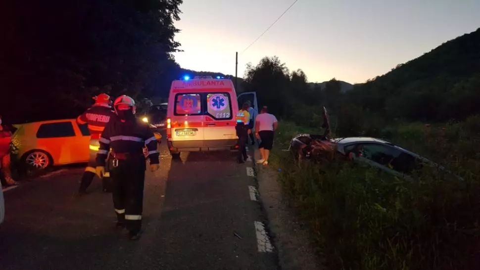 Accident grav, în jud. Cluj. Impact violent între două mașini, 6 persoane implicate