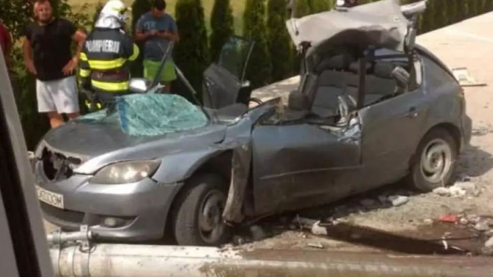 Accident teribil: un tânăr a murit, după ce un stâlp i-a căzut pe mașină
