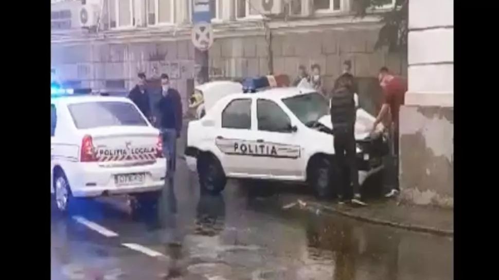VIDEO Accident spectaculos la Craiova, un polițist a intrat cu autospeciala într-un zid 