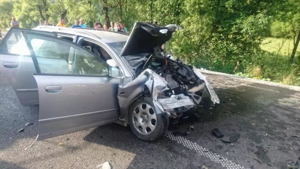 FOTO+VIDEO Accident teribil în județul Suceava, un autoturism spulberat de un TIR