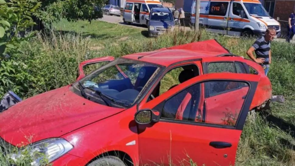 VIDEO Tragedie în județul Bacău: trei morți și doi răniți, după ce o mașină a fost lovită de tren