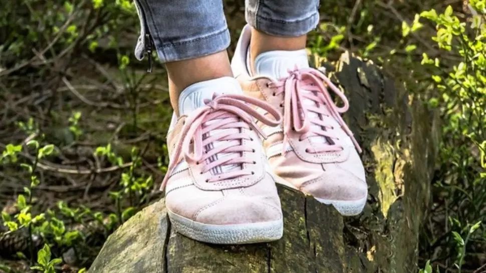 Cum să porți adidași după 40 de ani și să arăți grozav (P)