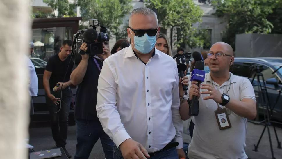 Șeful UNIFARM a plecat de la DNA în huiduieli! Adrian Ionel este acuzat că ar fi cerut mită 760.000 de euro pentru un contract de achiziții echipamente medicale