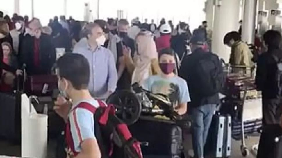 VIDEO Aglomerație infernală și distanțare socială zero pe aeroportul londonez Heathrow