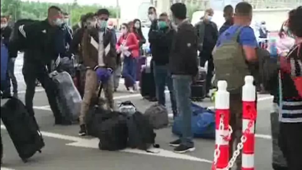 VIDEO Haos pe Otopeni: Ca să nu se îmbulzească în interior, pasagerii sunt ținuți la cozi afară