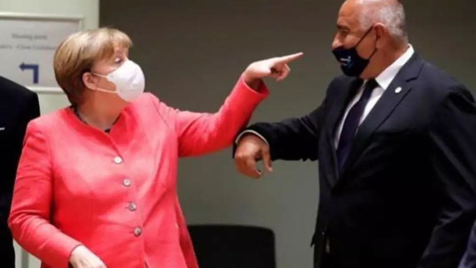 Este fotografia zilei în Bulgaria. Angela Merkel îi explică lui Boiko Borisov cum se poartă masca