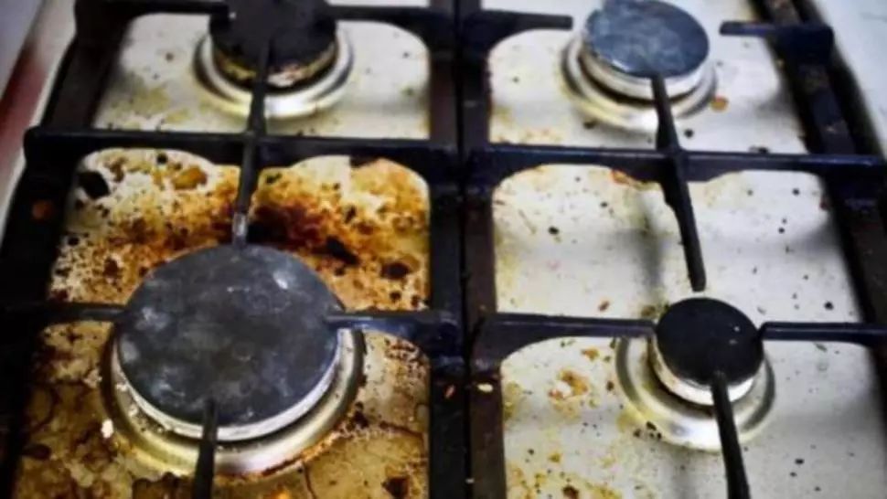 Cum cureți rapid aragazul, fără soluții speciale. Trucul care îndepărtează toată grăsimea