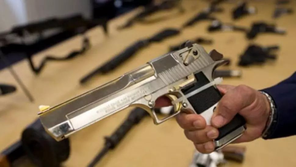 Pistoale și mitraliere de jucărie transformate în ARME LETALE. Ce au descoperit polițiștii la percheziții