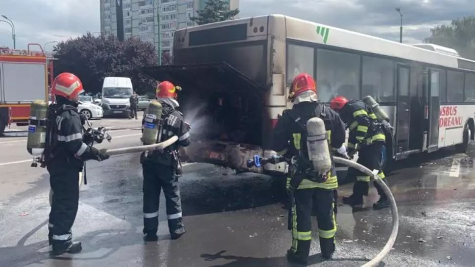 FOTO/ Pericol de explozie: autobuz în flăcări la Brașov! 10 călători s-au autoevacuat