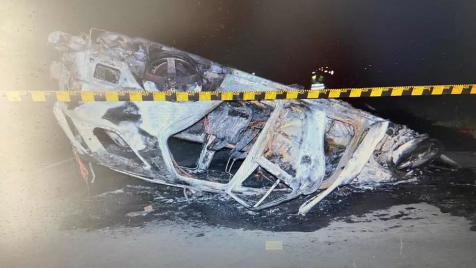 FOTO/ Impact NIMICITOR cu două căruțe, în județul Dolj. Mașina a ars ca o torță - un tânăr a murit