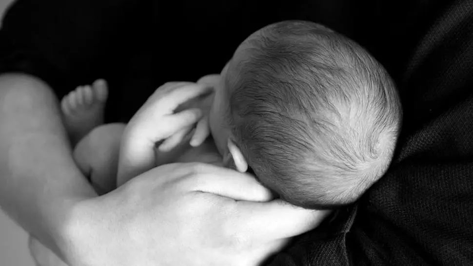 Statistică alarmantă: Un sfert dintre mamele minore din Uniunea Europeană trăiesc în România. Câte adolescente au născut anul trecut