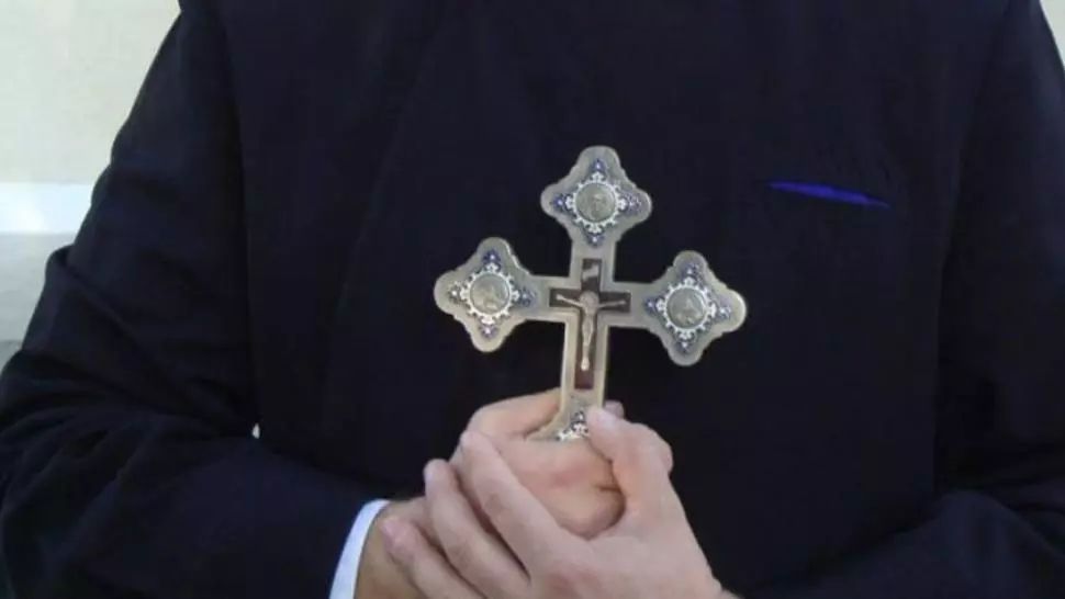 Scandal în Biserică. Zeci de credincioși l-au huiduit pe preot în timpul slujbei. Oamenii îl acuză pe paroh că vinde ilegal locuri de veci VIDEO