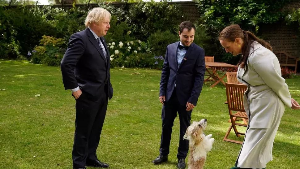 COVID-19. Boris Johnson le cere britanicilor să slăbească - Programul „fără junk-food” în baruri