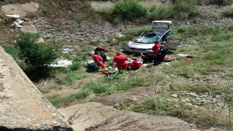 VIDEO/ S-au răsturnat cu mașina într-un canal, în județul Constanța. Un mort și un rănit