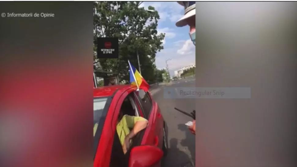 Femeie oprită în trafic de polițiști din cauza unui steag arborat la un geam al mașinii. Motivul: gabaritul a fost depășit!