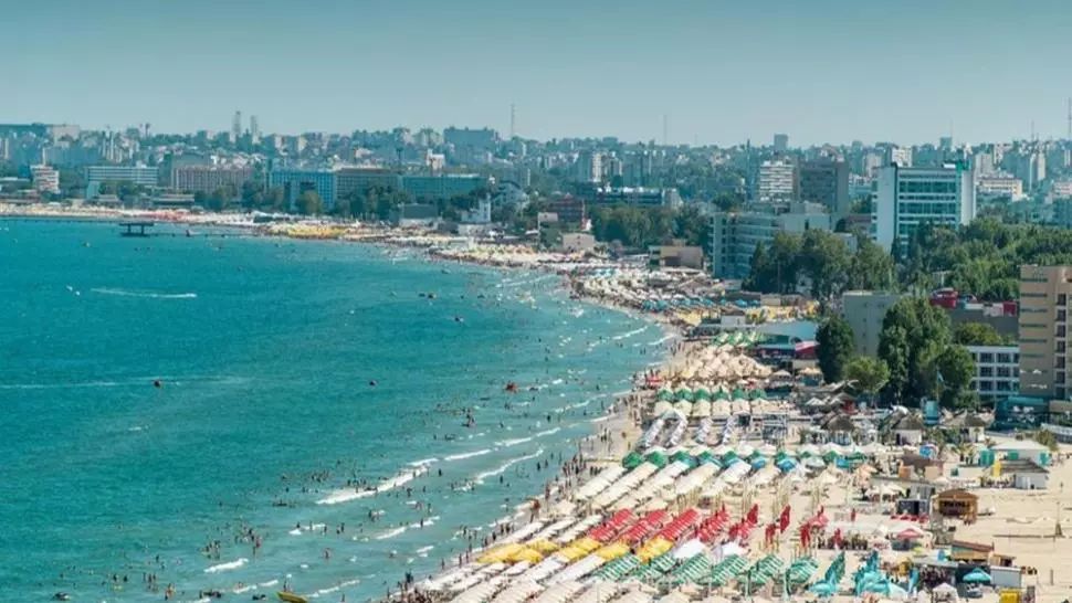 Noi reguli pe litoral. De la 1 august, masca de protecție devine obligatorie în aer liber, între orele 18.00-24.00